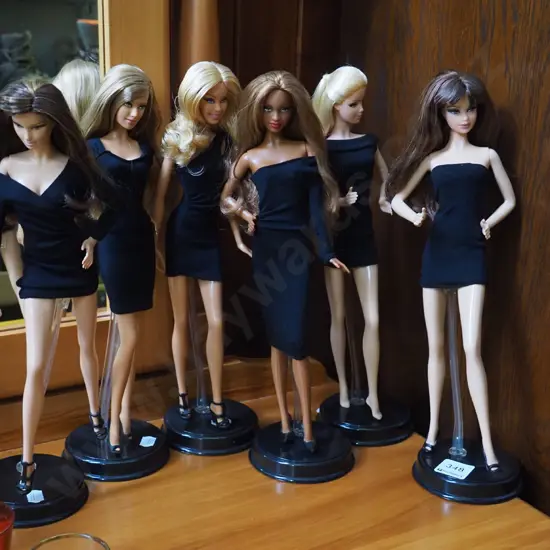 6x dolls on stands