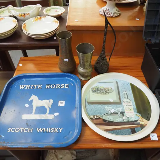 2x whisky trays, 3x brass vases