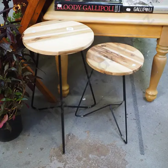 2x metal and wood jardiniere stands H-470