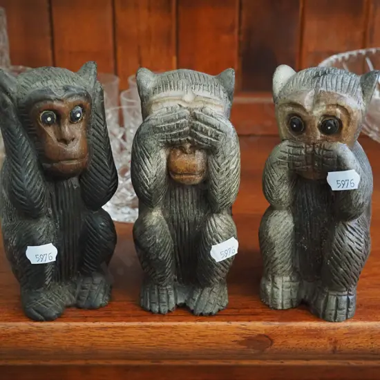3x carved monkeys 