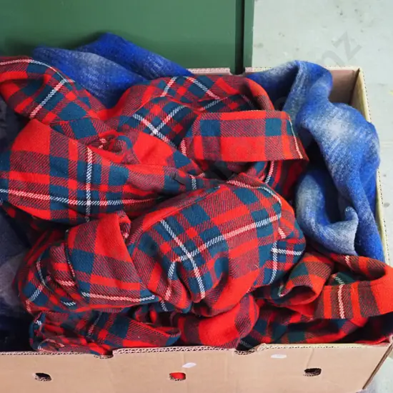 box; 3x woollen dressing gowns