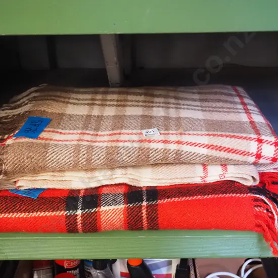 2x woollen travel blankets