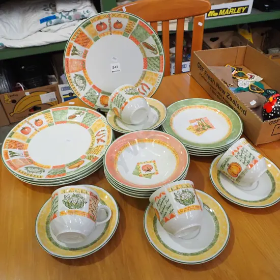various Staffordshire Covent Garden dinner items; plates, bowls etc