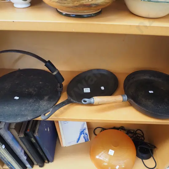 2x cast iron frying pans, skillet