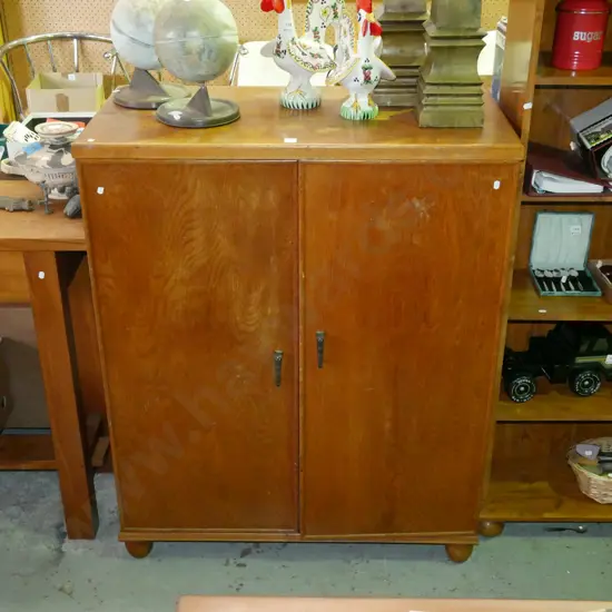 oak 2 door cupboard H-1145 W-920 D-420