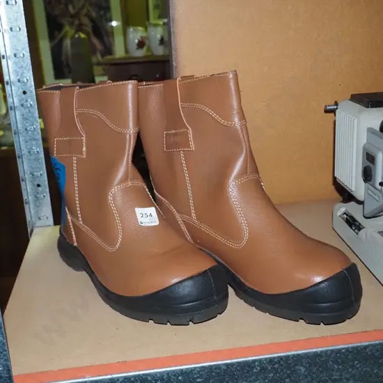 pair of Kings boots - size unknown