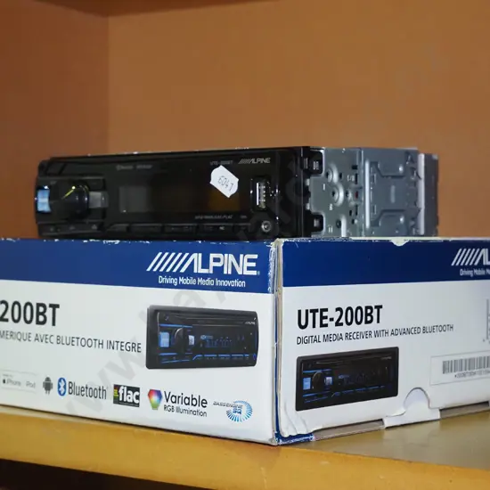 Alpine UTE-200BT car stereo