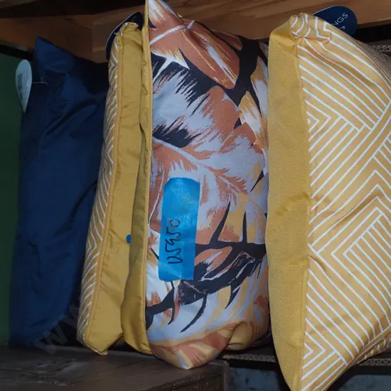 4x outdoor cushions