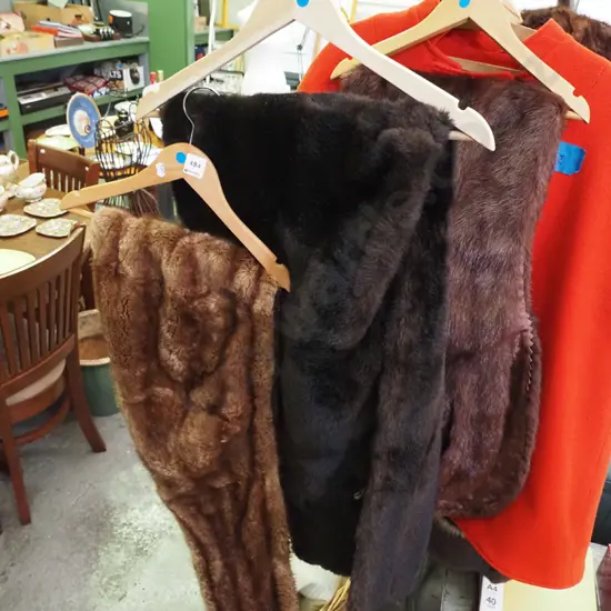 3x fur stoles - blue dots