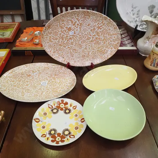 Crown Lynn ashets, bowls and plates