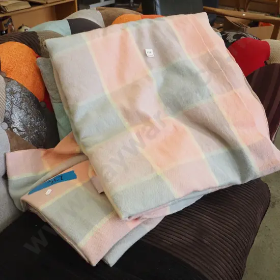2x checked woollen blankets