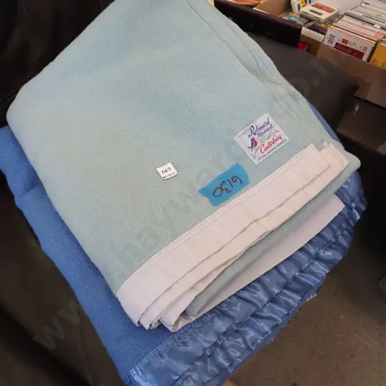 2x woollen blankets