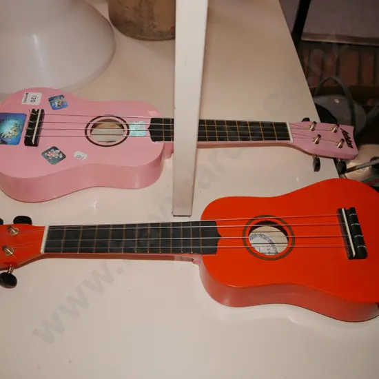 2x ukeleles