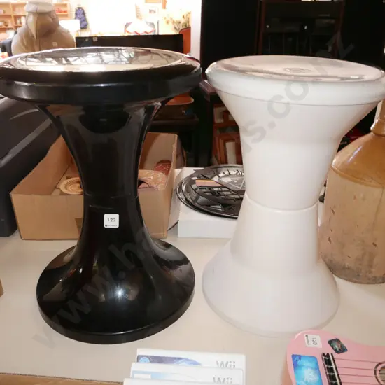 1x black and 1x cream plastic shower stools H-460