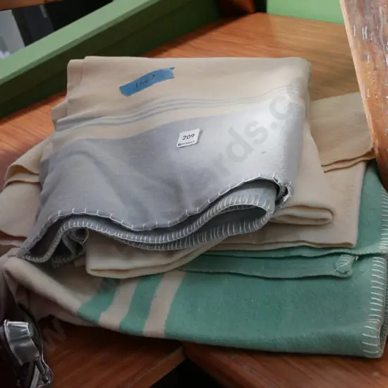 2x woollen blankets