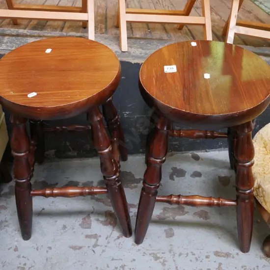 2x small wooden stools H-440
