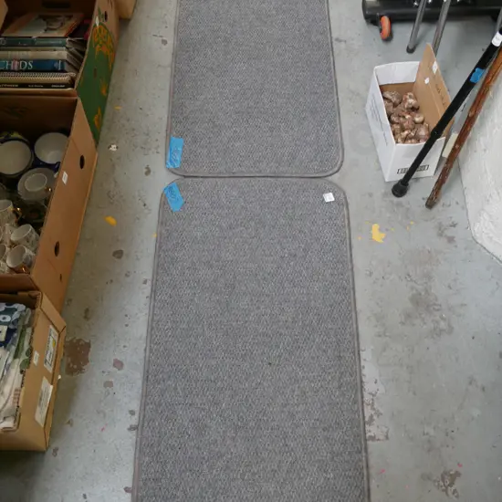 2x grey edged carpet squares each L-900 W-500