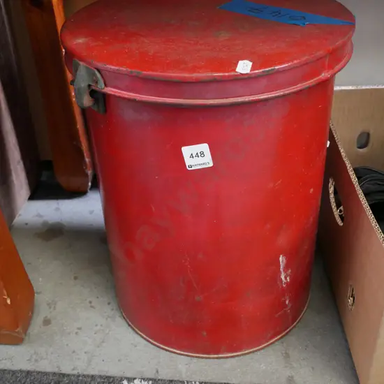 twist top lockable lidded ash can