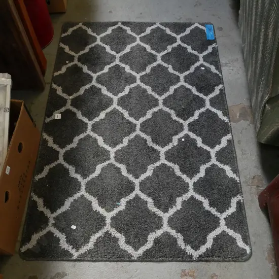 edged patterened carpet square L-1210 W-820