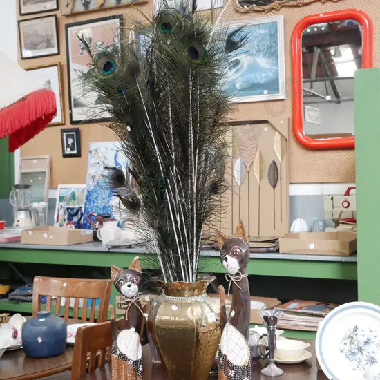 brass vase, 2 cat figurines, peacock feathers Figurine H-510