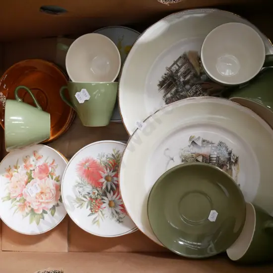 box; Ridgeway plates, Crown Lynn colour glaze cups & saucers