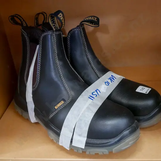 pair as-new de Walt steel capped US 11 work boots