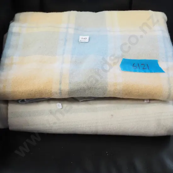 2x woollen blankets