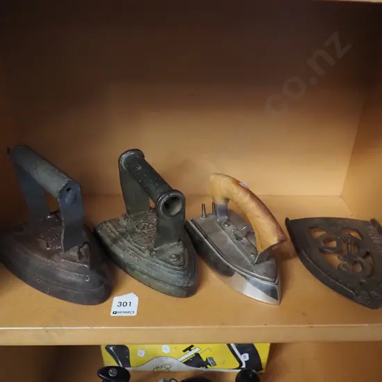 3x sad irons, trivet