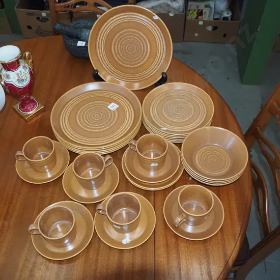 Crown Lynn Forma Saturn dinner items; plates, bowls etc