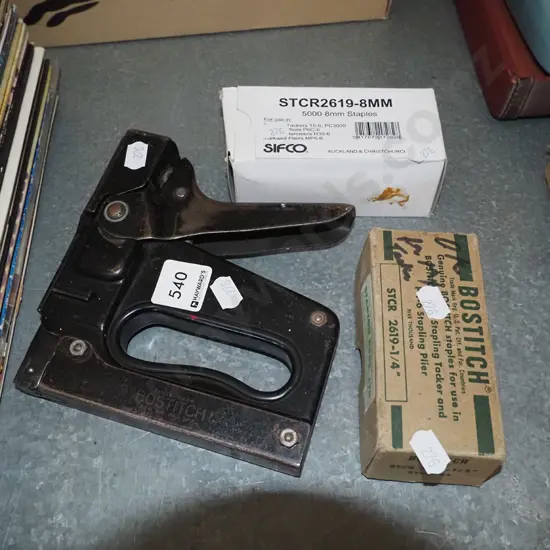 staple gun and staples