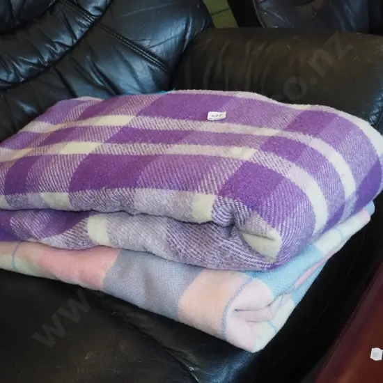 2x checked woollen blankets