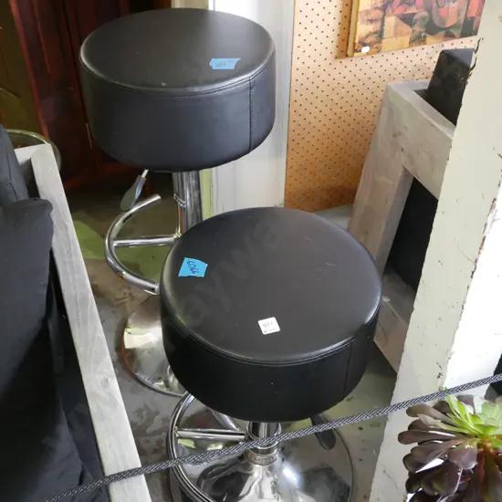 2x black vinyl and chrome bar stools