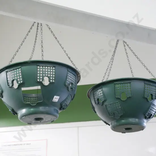 2x plastic hanging garden planters