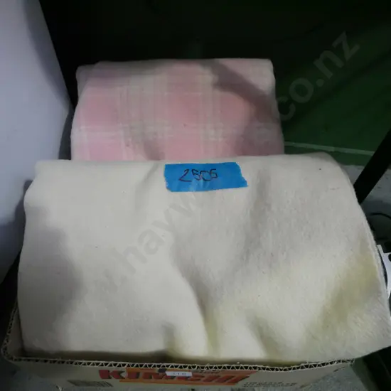 box; 2x woollen blankets
