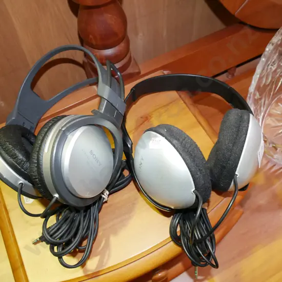 2x pairs of Sony headphones