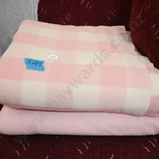 2x pink blankets