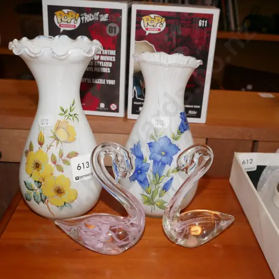 2x floral glass vases, 2x small swan figurines Vase H-180