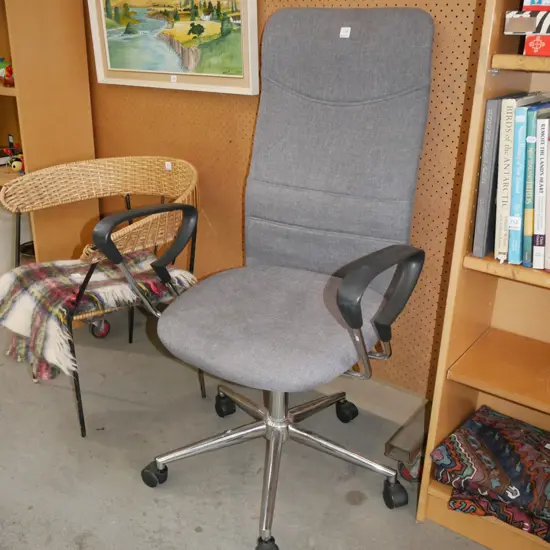 grey office chair
