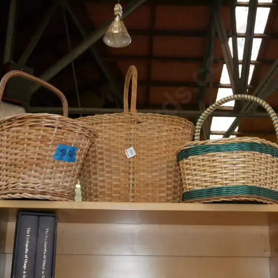 1x plastic, 2x cane baskets