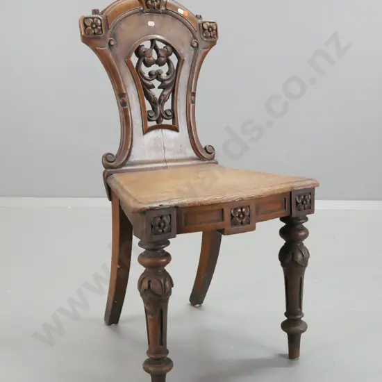 William IV / 19th century oak hall chair with pierced & carved back panel, carved corners, fluted turned and carved legs