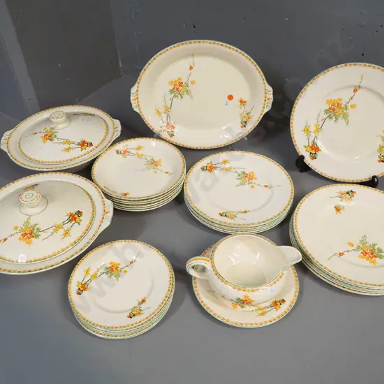 retro Grindley 6-place dinner set with floral motifs, including ashett, 2 lidded vegetable dishes, gravy boat etc.
