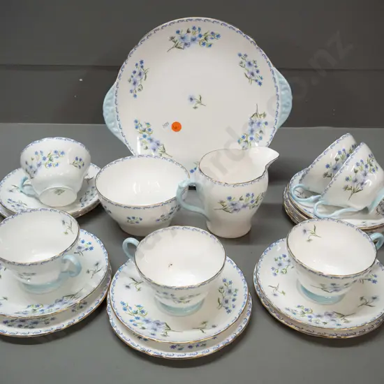 vintage Shelley floral pattern 21-piece tea set in as-new condition