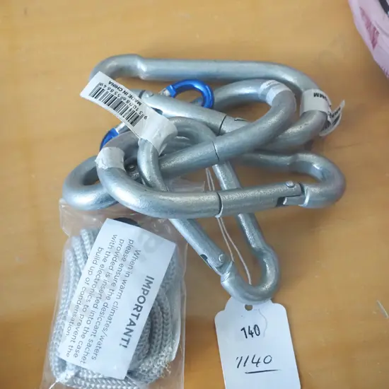 4 x silver carabiners, 1 x blue carabiner, 1 x cord