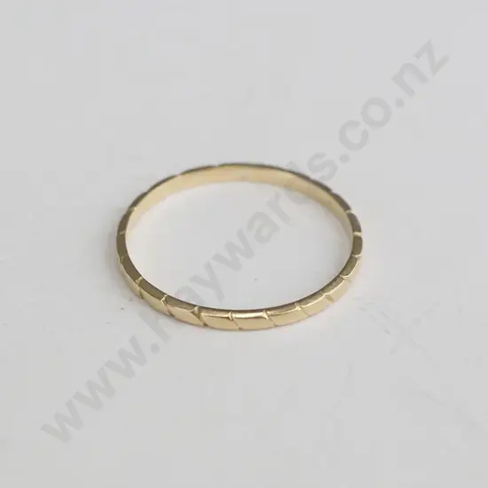 Small thin gold band nil markings