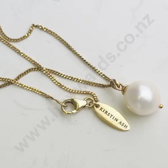 Gold coloured chain with a pearl pendant