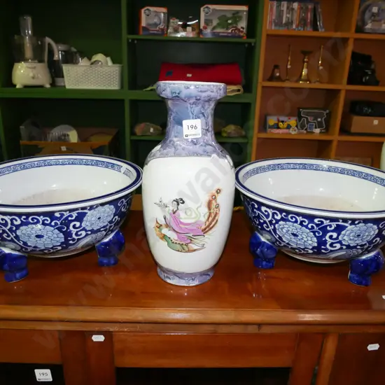 2x blue and white footed planters, vase H-310