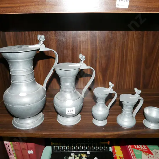 3x graduated pewter lidded jugs, small footed bowl