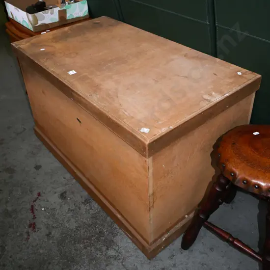 mdf blanket box - needs some attention H-540 W-930 D-510