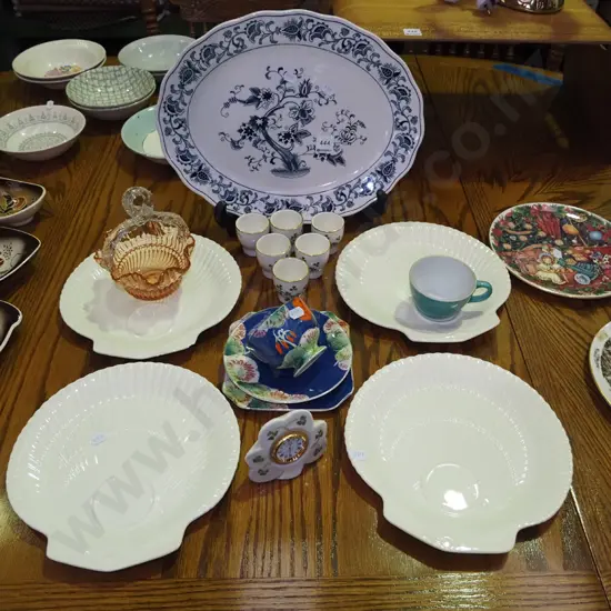 blue and white ashet, Wedgwood shell plates, trio, egg cups etc