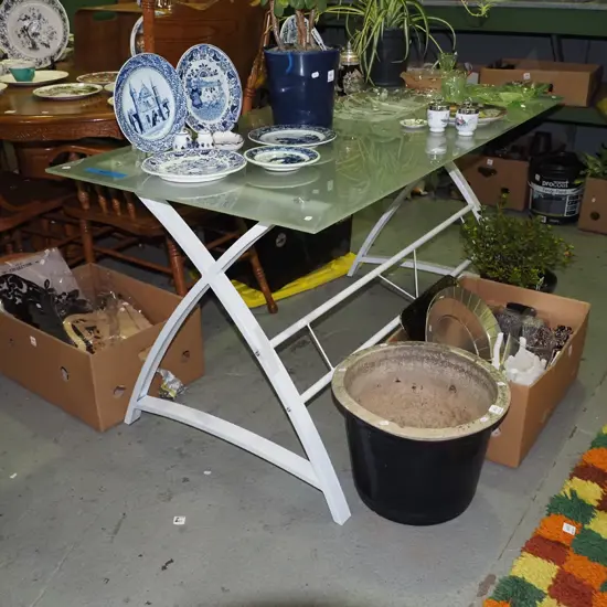 white metal based, glass top desk H-720 W-1400 D-700